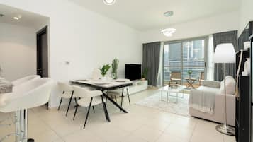 Apartamento clássico, 1 quarto, acesso à piscina, vista para a baía | Sala de jantar