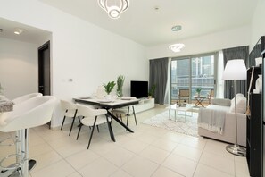 Apartamento clássico, 1 quarto, acesso à piscina, vista para a baía | Sala de jantar