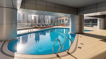 2 piscinas externas, funciona das 8h às 22h, guarda-sóis