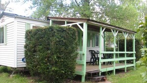 A small, single-story structure with a porch and outdoor seating area. - Mobile home, pets welcome - 5 guests (Nonette-Orsonnette-Nonette)
