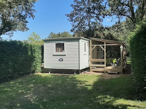 A small, single-story mobile home with a covered porch and a small window. - Mobile home - 5 guests (Nonette-Orsonnette-Nonette)