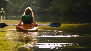 A person kayaking on a calm body of water surrounded by dense greenery. - Mobile home - 5 guests (Nonette-Orsonnette-Nonette)