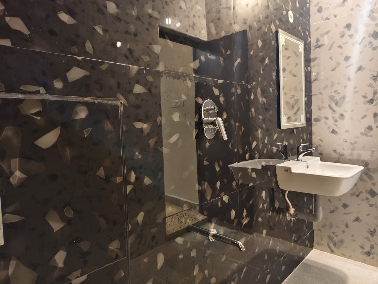 Habitación doble clásica | Baño | Tina y regadera independientes y toallas 