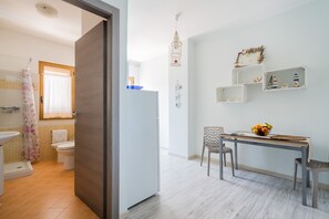 Shower, hair dryer, towels - Mediterranea House A Otranto – 8 Guests, Balcony, Wi-Fi & Air Conditioning (Otranto)