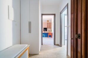 A hallway leading to a kitchen with a dining area visible through an open door. - Mediterranea House A Otranto – 8 Guests, Balcony, Wi-Fi & Air Conditioning (Otranto)