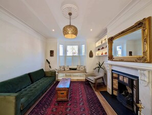 Living area - Cosy & Bright  2-Bed House in Earlsfield (London)