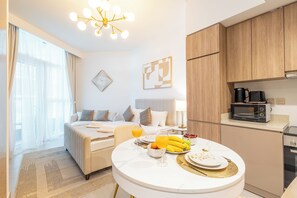 Premium-Studio, Poolblick | Eigene Küche | Großer Kühlschrank, Ofen, Herdplatte, Toaster