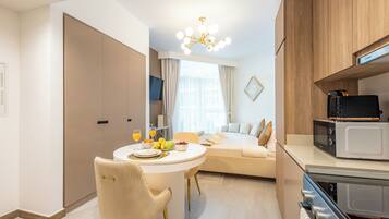 Studio Premium, vue piscine | Restauration