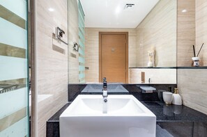 Studio Premium, vue piscine | Salle de bain