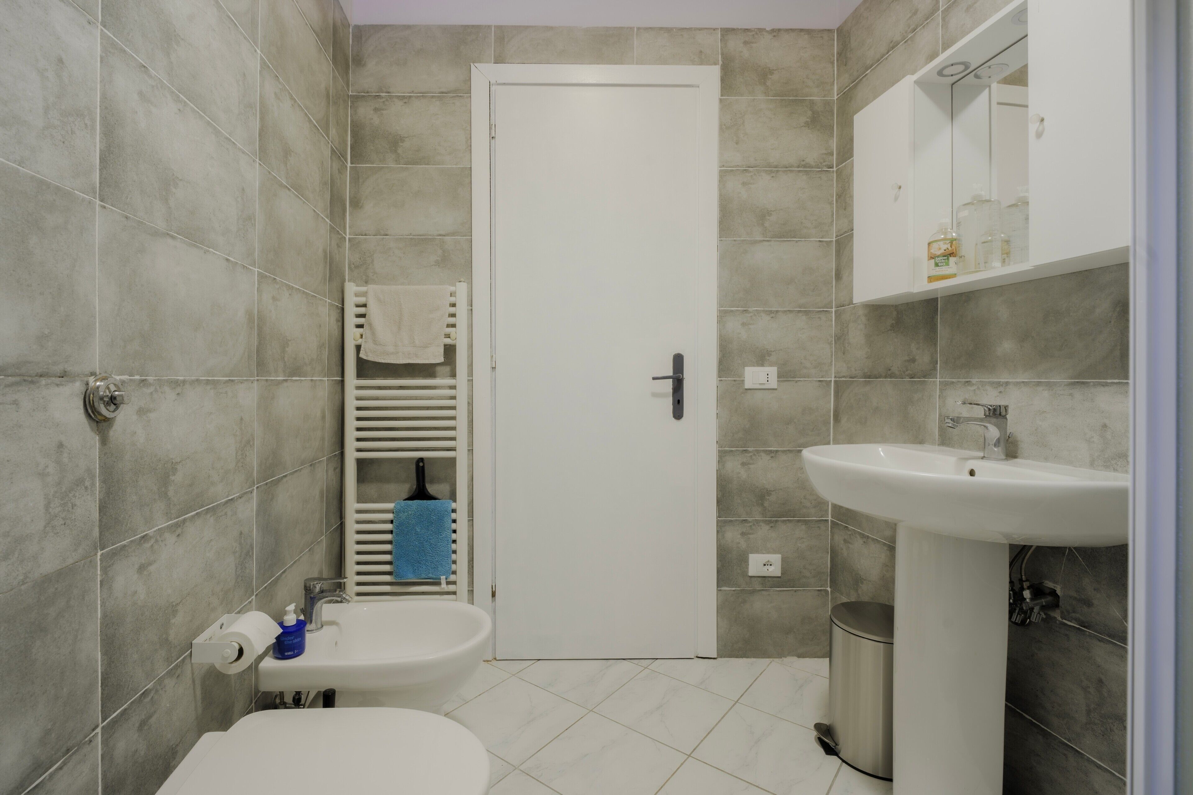 Douche, séchoir à cheveux, serviettes fournies