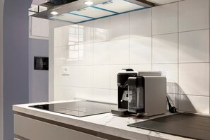 Macchina per tè/caffè, frigorifero, forno, piano cottura