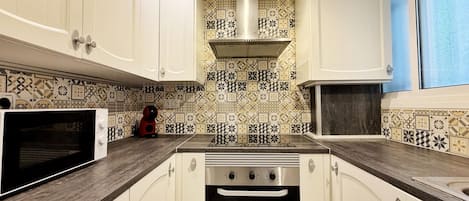 Fridge, microwave, oven, stovetop