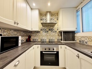 Fridge, microwave, oven, stovetop - Family apartment near the beach - 5 guests (Salou)
