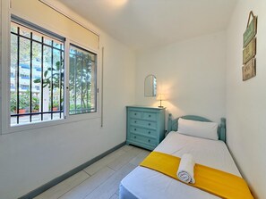 Free WiFi, bed sheets - Family apartment near the beach - 5 guests (Salou)
