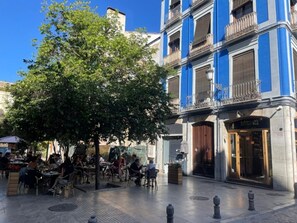 Outdoor dining - Charming central apartment - 5 guests (Granada)