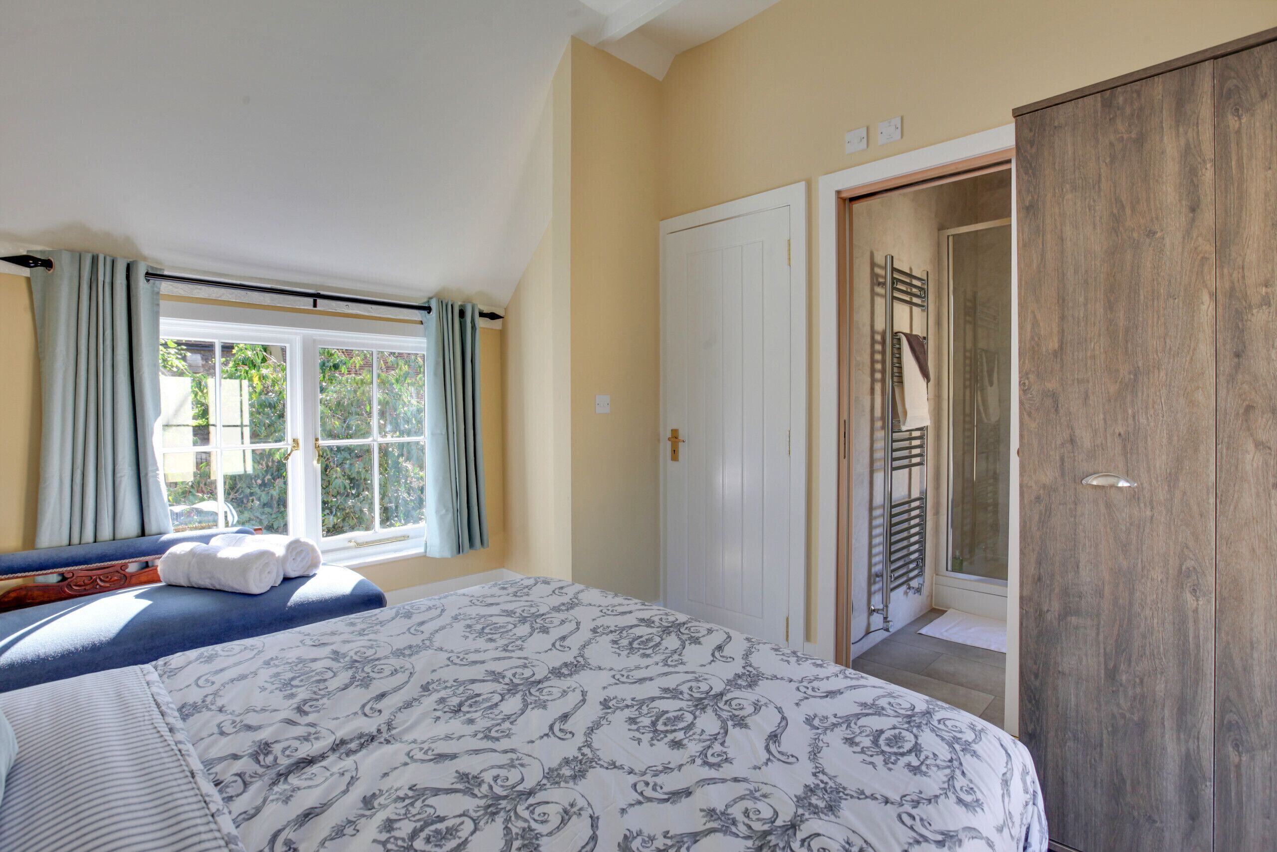 5 bedrooms, iron/ironing board, free WiFi, bed sheets