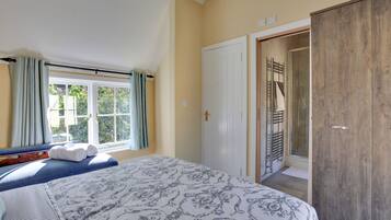 5 bedrooms, iron/ironing board, free WiFi, bed sheets