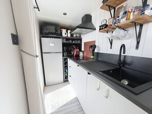 Kühlschrank, Mikrowelle, Herdplatte, Geschirrspüler