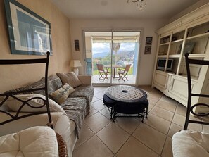 TV - Central village apartment, open view (La Croix-Valmer)