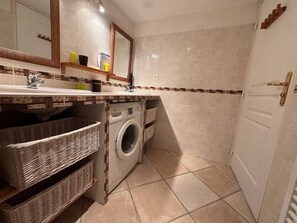 Bathroom - Central village apartment, open view (La Croix-Valmer)