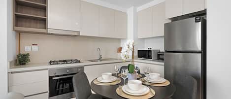 Apartamento empresarial, 1 quarto, vista para a cidade | Cozinha privada | Geladeira grande, micro-ondas, fogão, cooktop