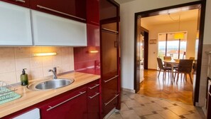 Fridge, oven, dishwasher, coffee/tea maker