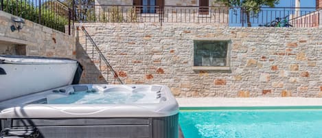 Outdoor spa tub