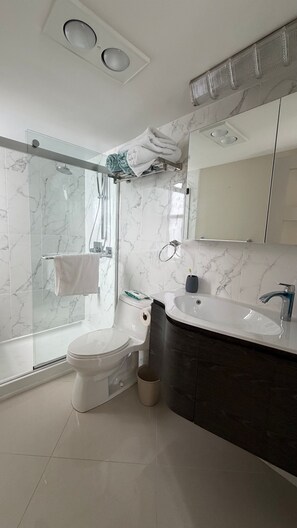 Hair dryer, towels, soap, shampoo - Oceanfront two-bedroom (Surfside)