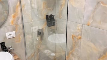 Dusche, Haartrockner, Bidet, Handtücher