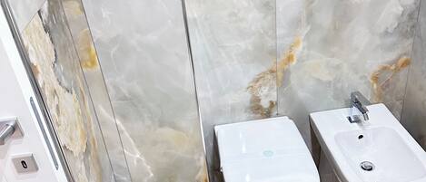 シャワー、ヘアドライヤー、ビデ、タオル