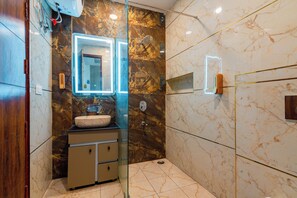 Een douche, handdoeken