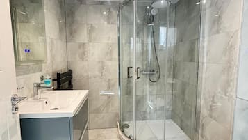 Een haardroger, handdoeken, toiletpapier