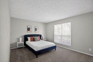 2 bedrooms, desk, iron/ironing board, travel cot - Comfortable  2BR space near shops and dining (Riverdale)