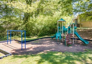 Children’s area - Relaxing3 bedroom unit with easy Atlanta access (Riverdale)