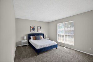 2 bedrooms, desk, iron/ironing board, travel cot - Cozy stay near Atlanta with easy access (Riverdale)