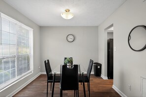 Dining - Cozy stay near Atlanta with easy access (Riverdale)