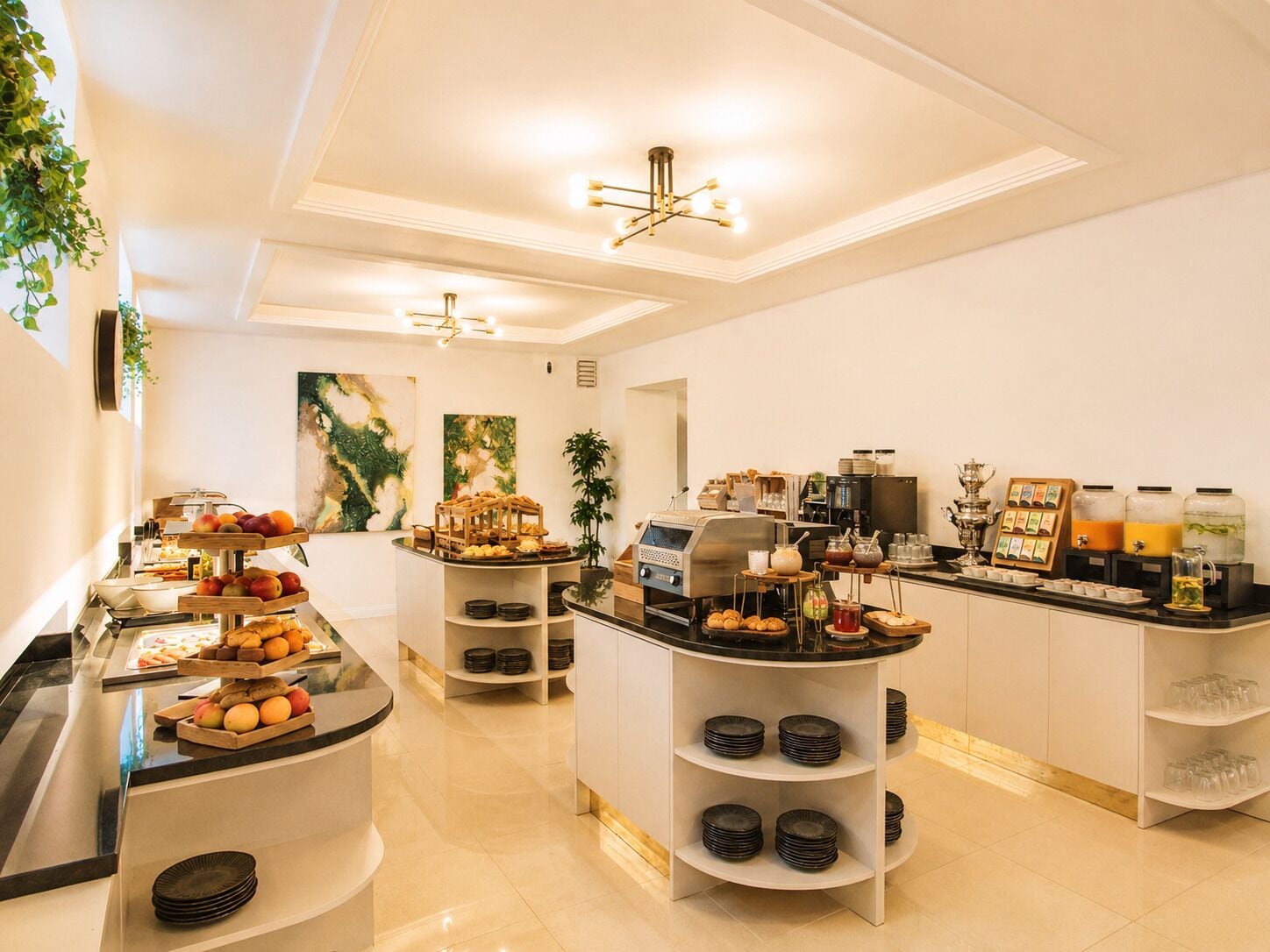 Uma área de pequeno-almoço de hotel com buffet, incluindo frutas, pastelaria e bebidas.