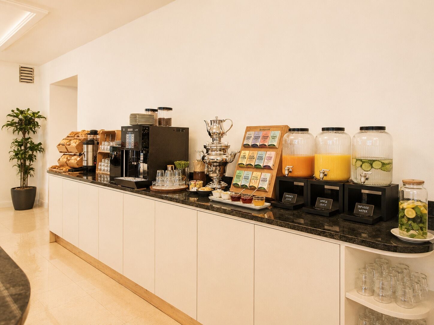 Una barra de desayuno con máquinas de café, una variedad de cápsulas de café y dispensadores de bebidas.