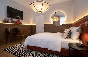 In-room safe, desk, laptop workspace, blackout curtains - Carlton Boutique Hotel Vienna (Vienna)