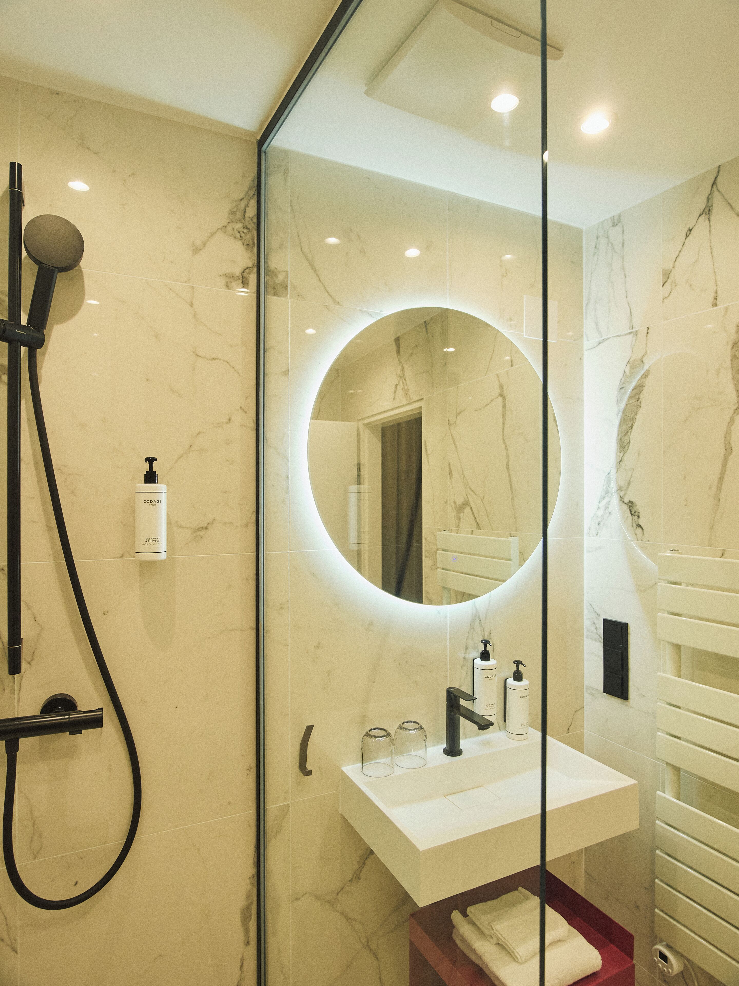 Kamar Double | Kamar mandi | Shower, perlengkapan kamar mandi ramah lingkungan,  dan pengering rambut