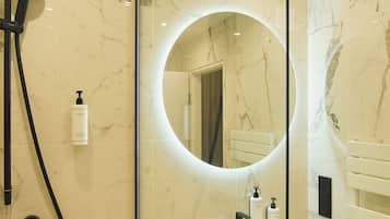 Kamar Double | Kamar mandi | Shower, perlengkapan kamar mandi ramah lingkungan, dan pengering rambut