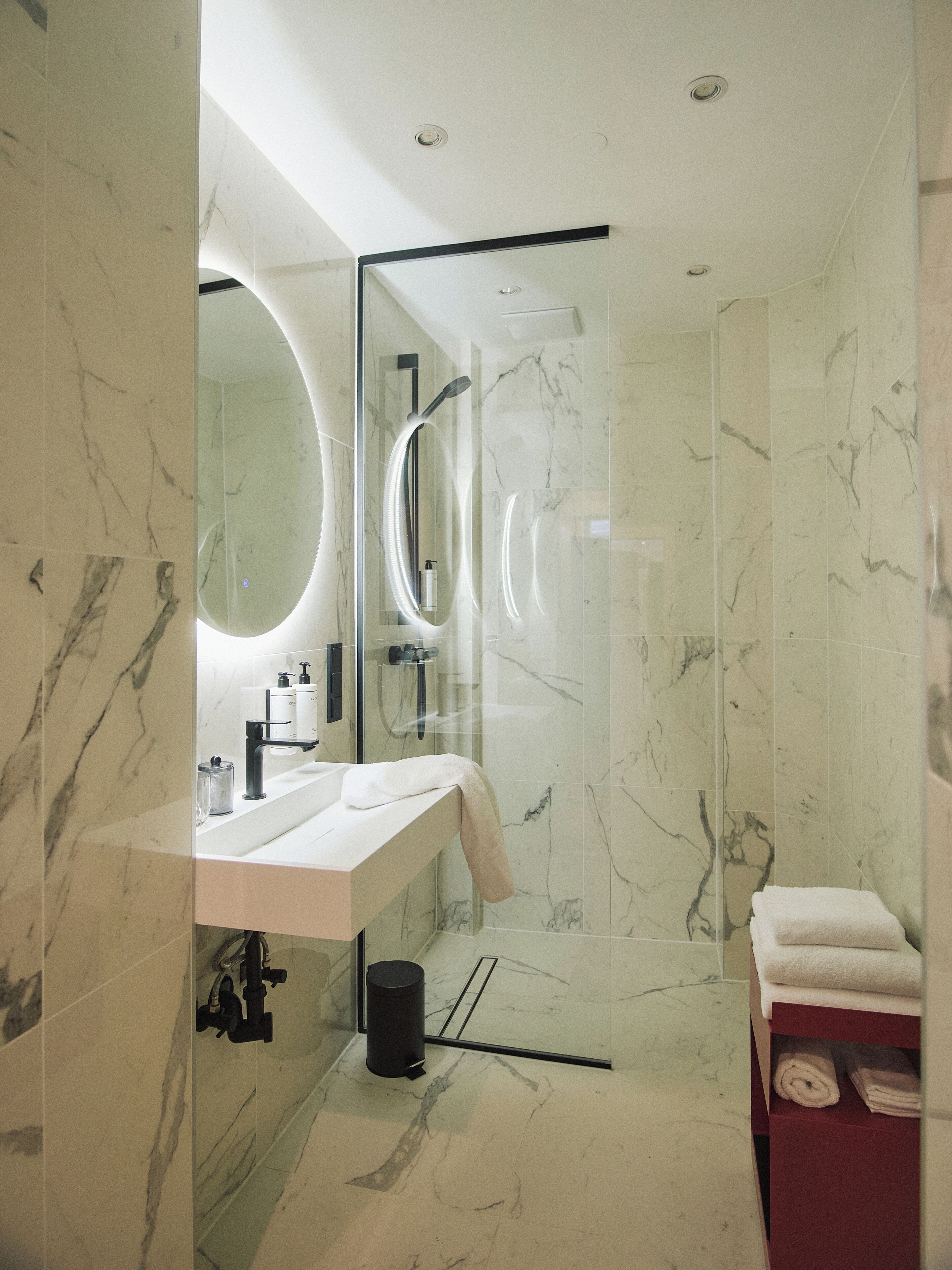 Regadera, amenidades de baño ecológicas, secadora de cabello, batas 