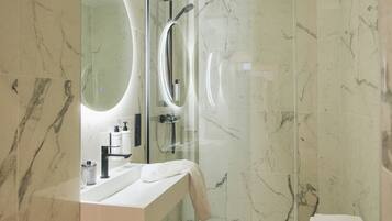 Regadera, amenidades de baño ecológicas, secadora de cabello, batas