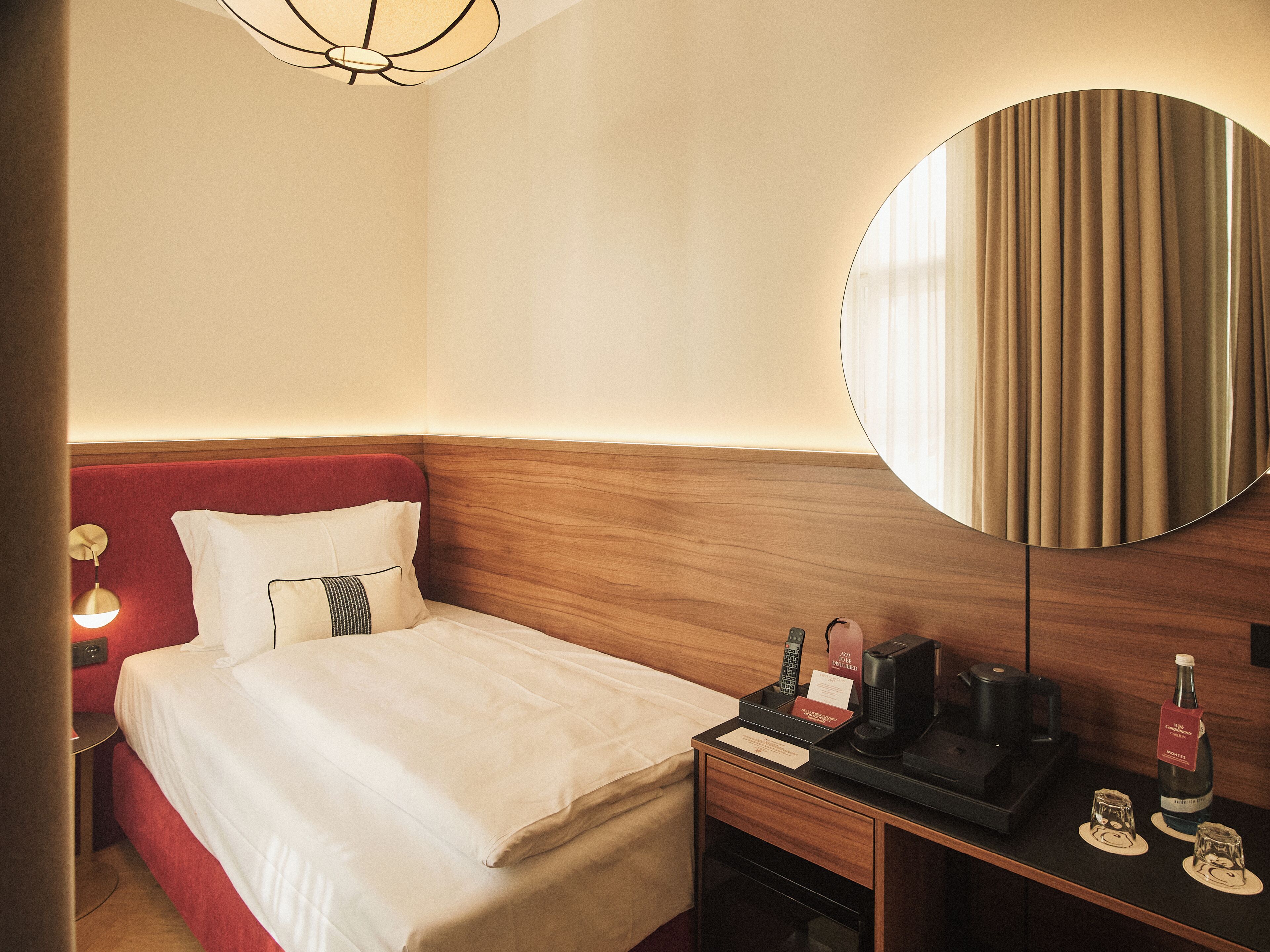 Single Room | Minibar, in-room safe, desk, laptop workspace