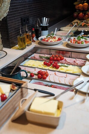 Un buffet proposant une variété de plats et d'accompagnements.