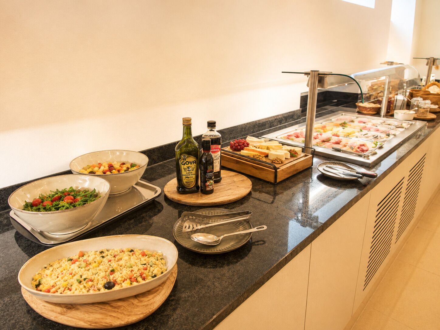 Tägliches Frühstücksbuffet gegen Gebühr