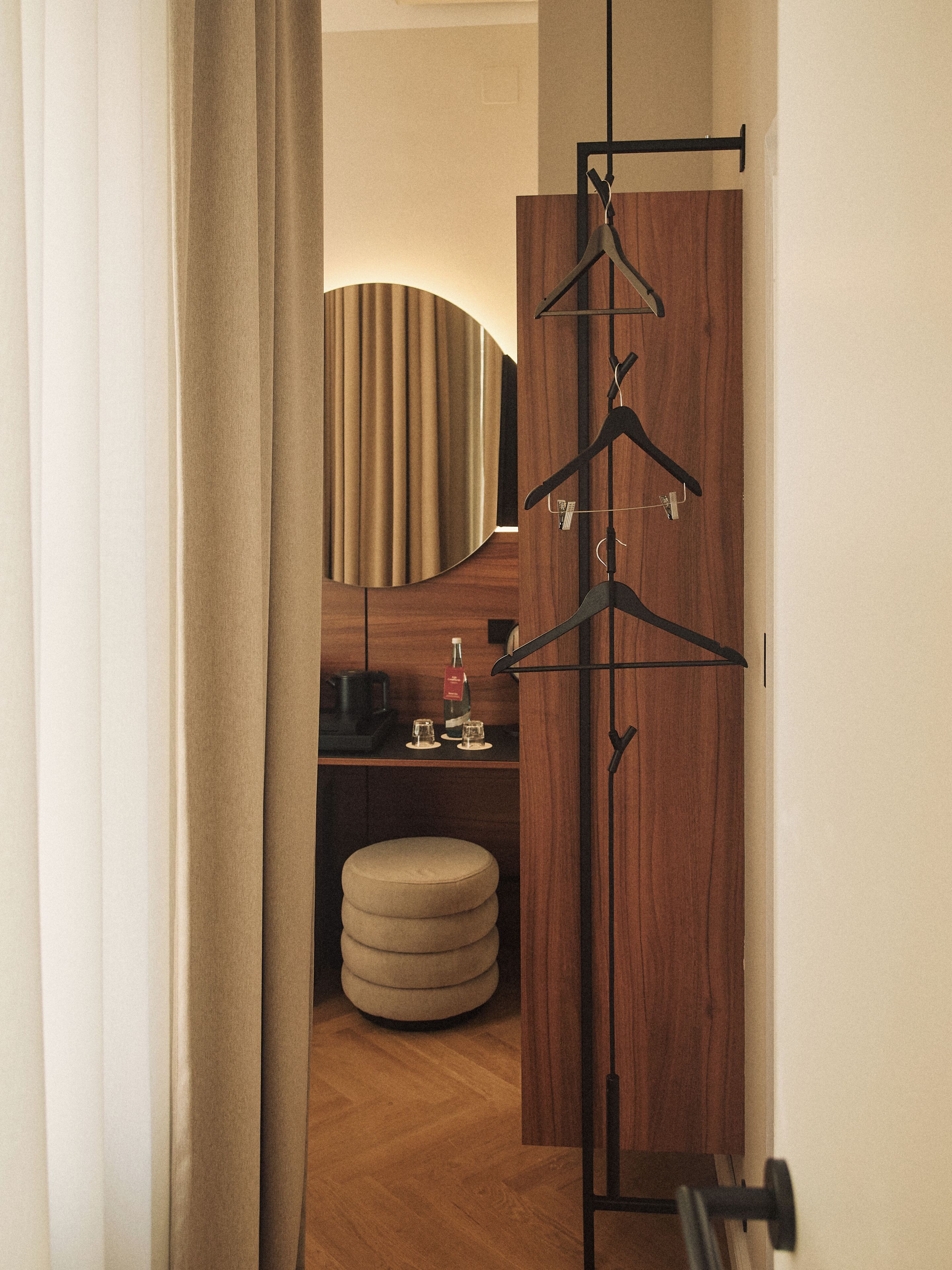 Quarto solteiro | Frigobar, cofres nos quartos, escrivaninha