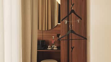 Quarto solteiro | Frigobar, cofres nos quartos, escrivaninha