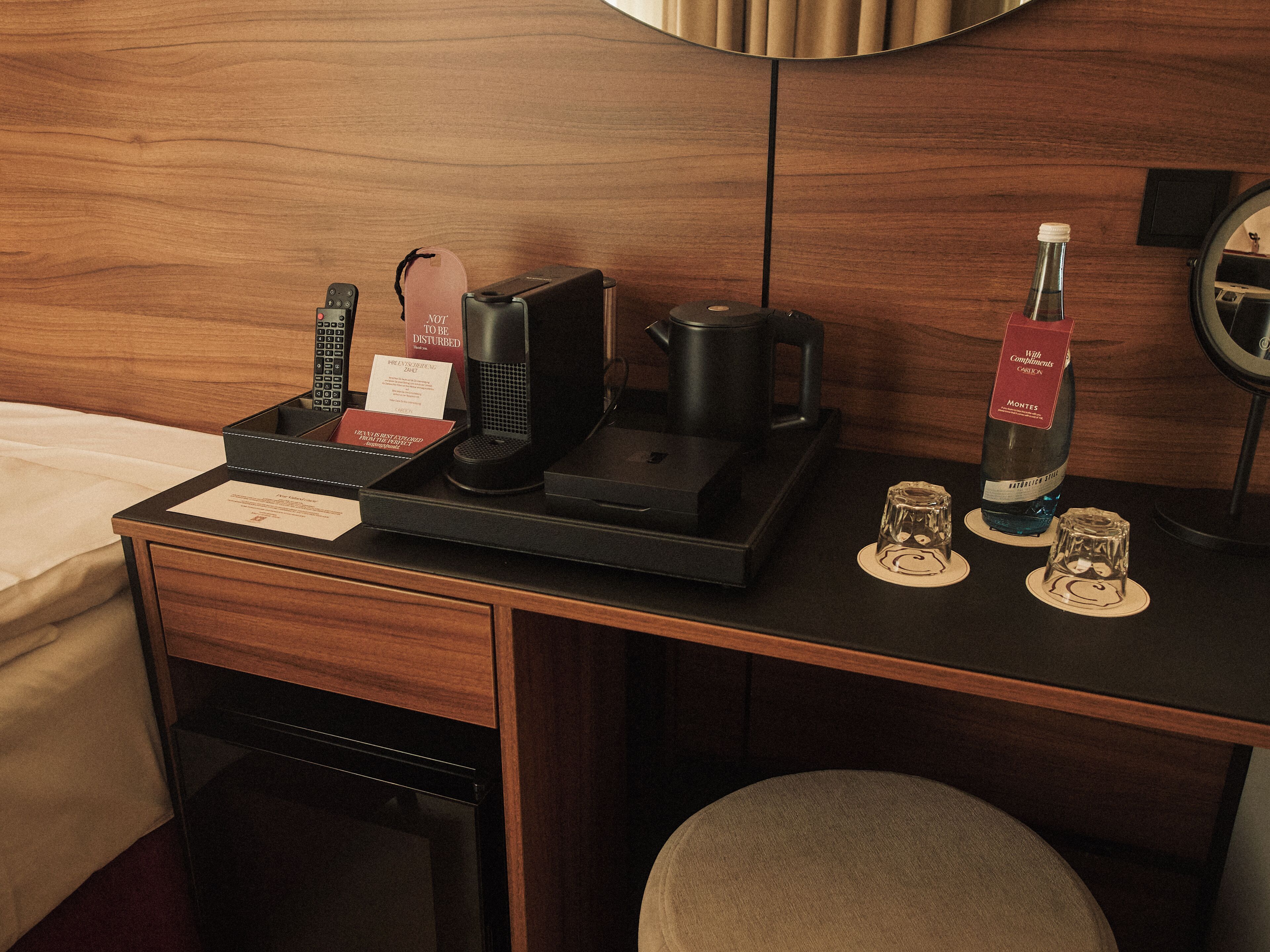 Einzelzimmer | Minibar, Zimmersafe, Schreibtisch, laptopgeeigneter Arbeitsplatz