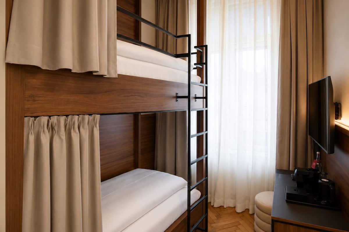 Habitación con 2 camas individuales, vista a la ciudad | Minibar, caja de seguridad en la habitación y escritorio